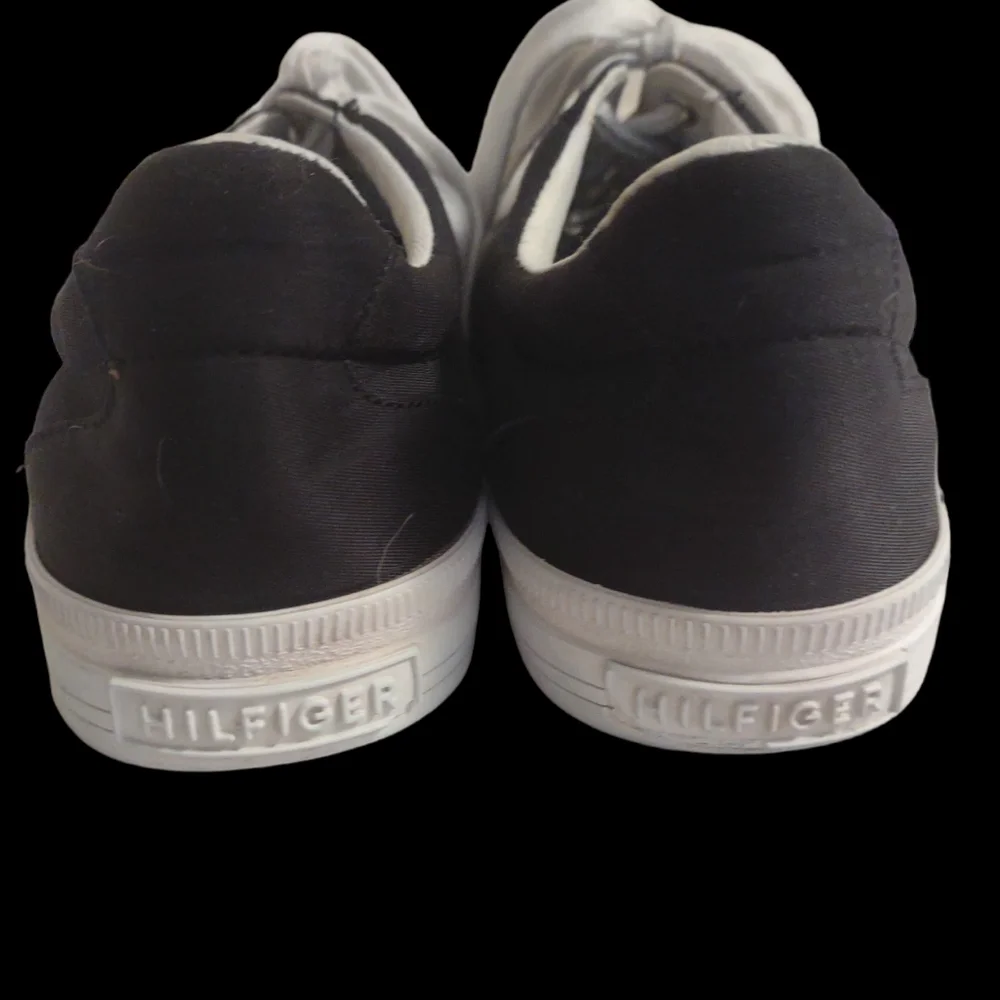 Tommy Hilfiger sneakers Size 8.5M ‎ Black/white/red